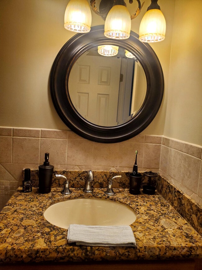 Building Photo - 912 Pine Dr