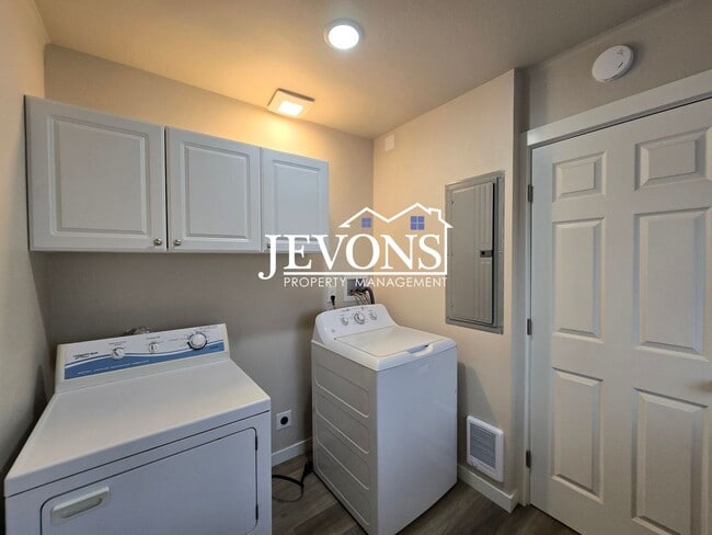 Building Photo - 3 bedroom home with washer and dryer – 1-acre lot next to an orchard – Large and small pets allowed!