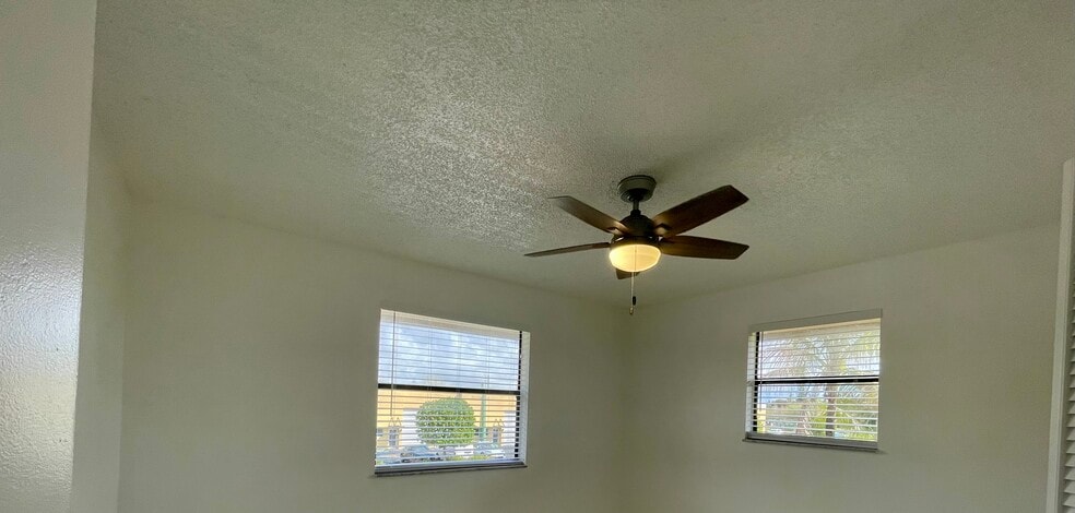 Building Photo - 6030 SW 32nd St