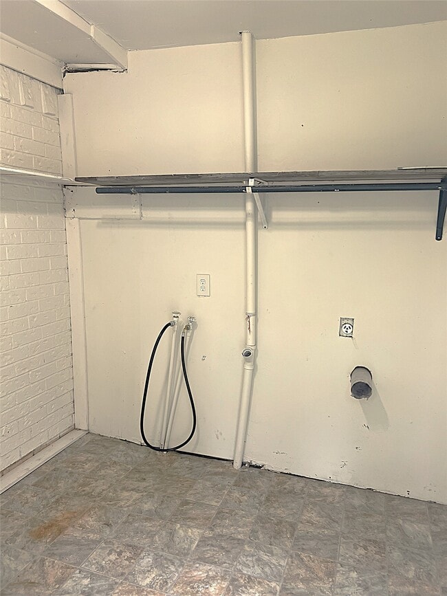 Building Photo - 560 Beverly Dr