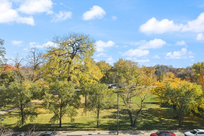 Building Photo - 1850 N Clark St