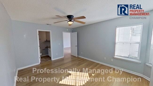 Building Photo - Immaculate 2 BD/2 BA Townhome with Open Floorplan and Split Bedrooms