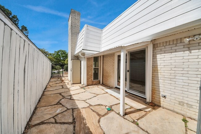 Building Photo - 5 Tiffany Square