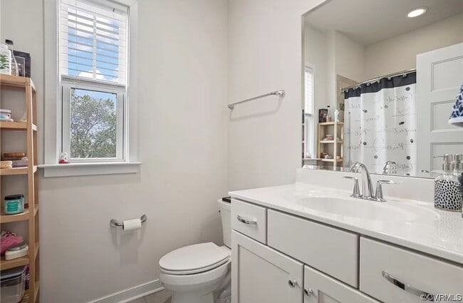 Building Photo - 3 Bedroom Townhouse with 2 Car Garage