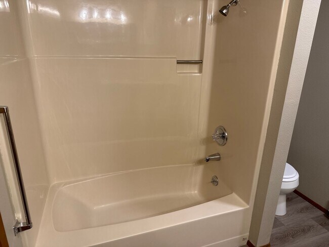 Building Photo - Large Mount Vernon 2 Bed 2 Bath