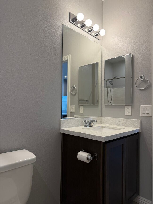 Building Photo - Must See 3 bedroom Townhome