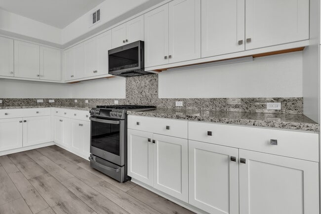 Building Photo - 1879 Union St