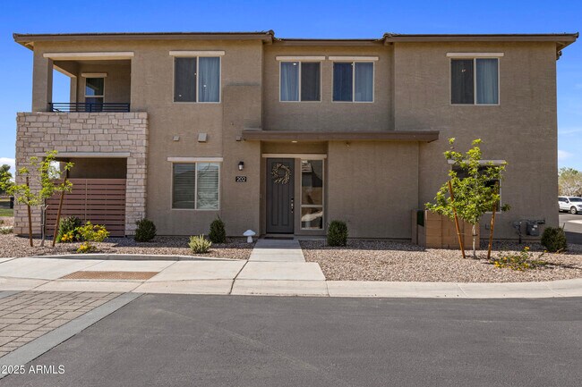 Building Photo - 675 E Ginko Ave