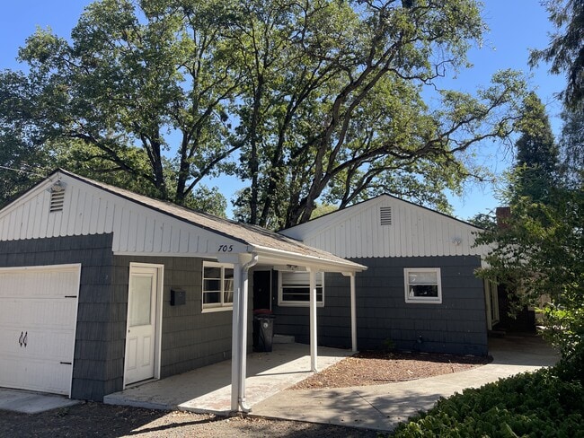 Primary Photo - 705 S Oakdale Ave