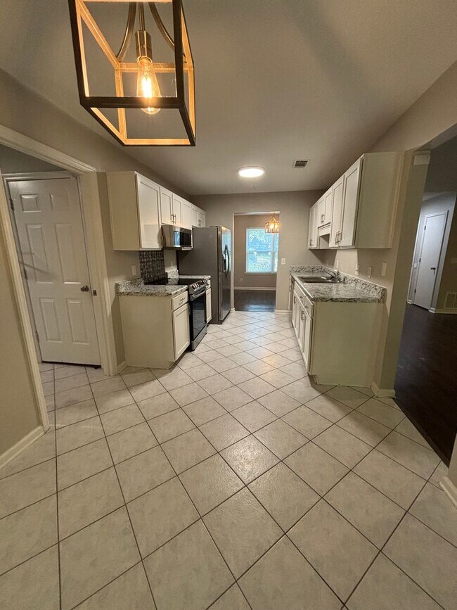 Building Photo - Don’t Miss Out on This Charming 3 Bed, 2 B...