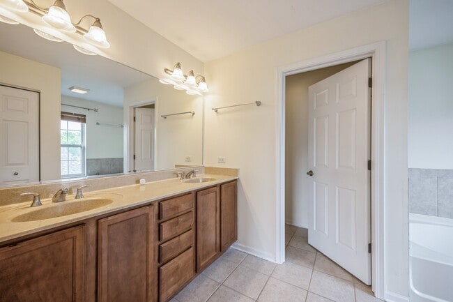 Building Photo - 9482 Inverness Dr
