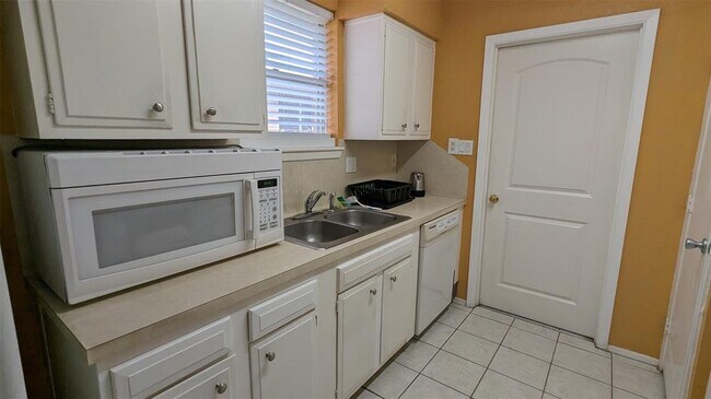 Building Photo - 6130 S Pinesap Dr