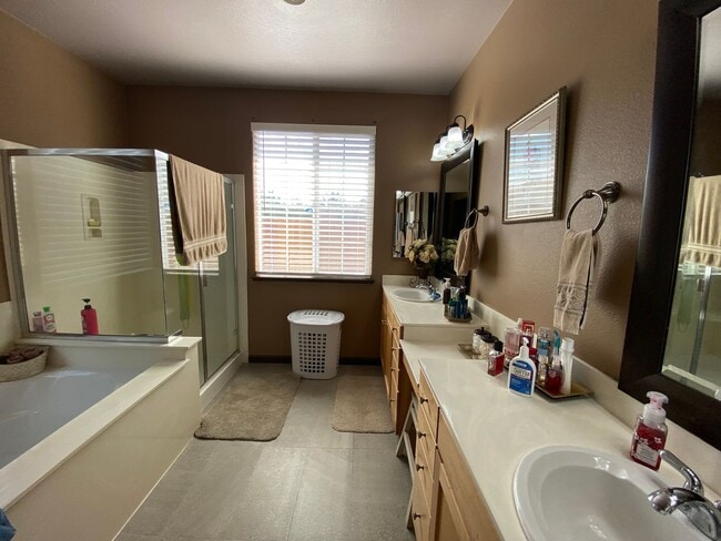 Building Photo - Beautiful Single Story 3 Bedroom 2 Bath! WITH SOLAR!