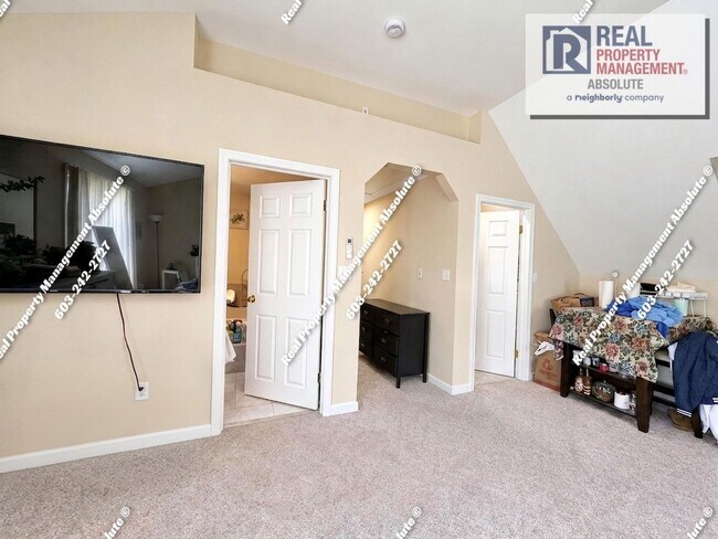 Building Photo - Spacious Private Room in Quiet Neighborhood