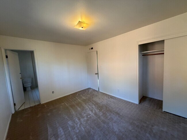Building Photo - 916 Sunset Dr