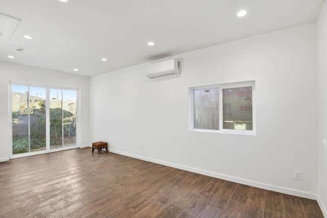 Building Photo - 648 Anita St