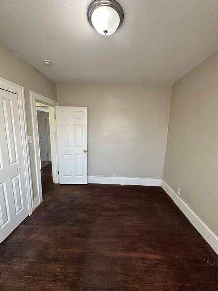 Upstairs Unit - 4820 Haverhill St