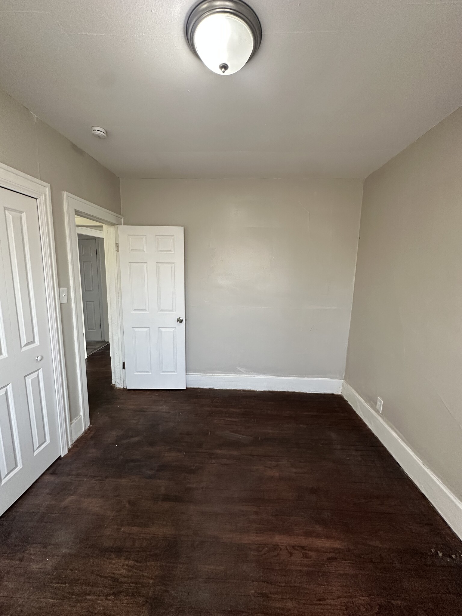 Upstairs Unit - 4820 Haverhill St