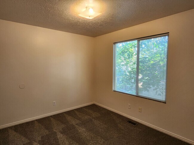 Building Photo - 129 W 100 N