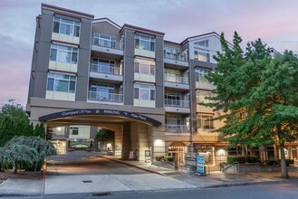 Building Photo - Courtyard Off Main
