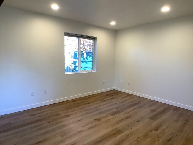 Building Photo - One bed/One bath cottage in East Medford | Available Now