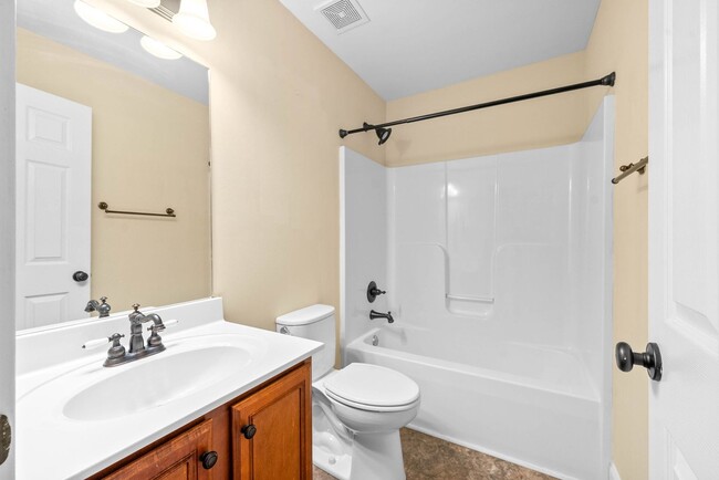 Building Photo - 2 Bedroom 2 1/2 Bath Dog Friendly Condo Fo...