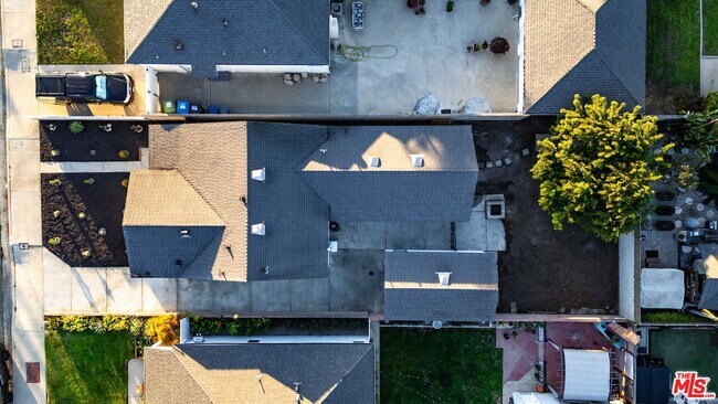 Building Photo - 1368 W Summerland Ave