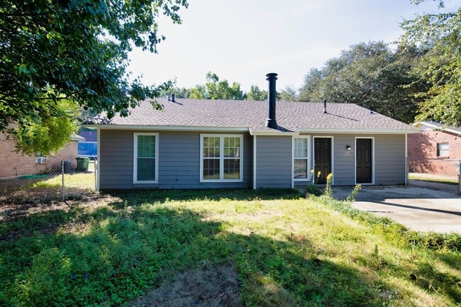 Building Photo - ** 3 Bed 2 Bath located off Wares Ferry rd...
