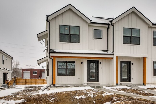 Building Photo - 3 Bedroom Townhomes For Rent