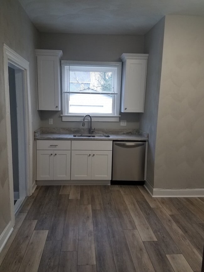 Building Photo - Spacious 4 bedroom 2 bath renovated single...