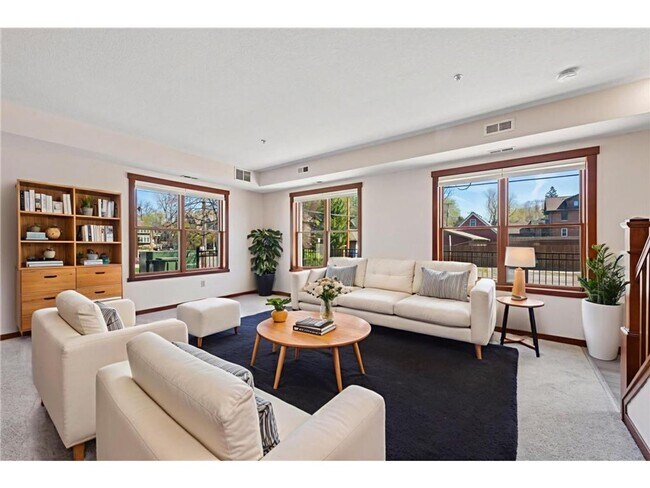 Building Photo - Large 2BD/2.5BA two story corner unit on Dayton Ave in St Paul!!