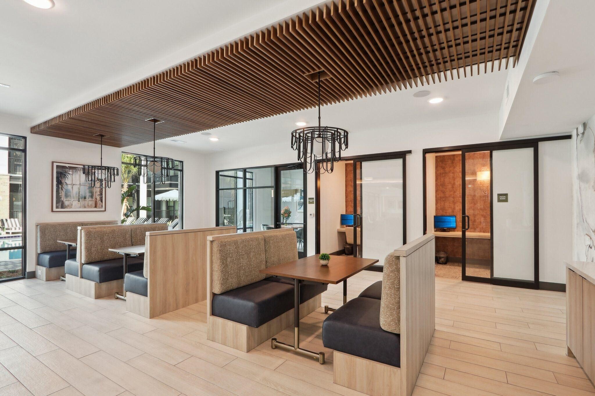 Building Photo - 944 Broadcast Pl