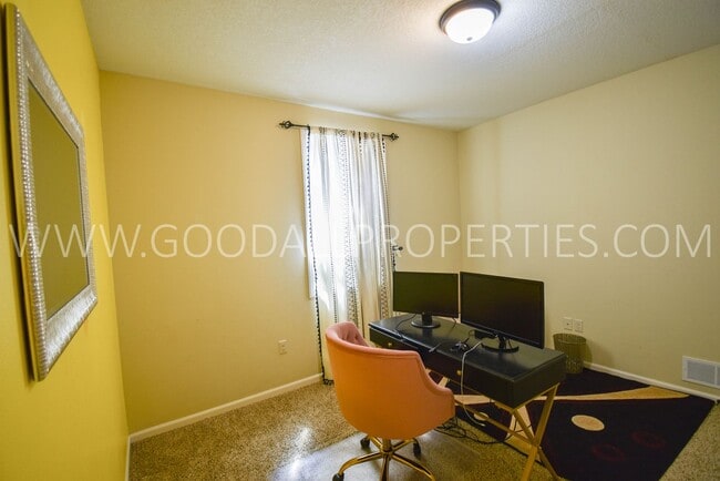 Building Photo - 5 Bedroom Home with Fenced Yard, and 3 Car Garage in Waukee