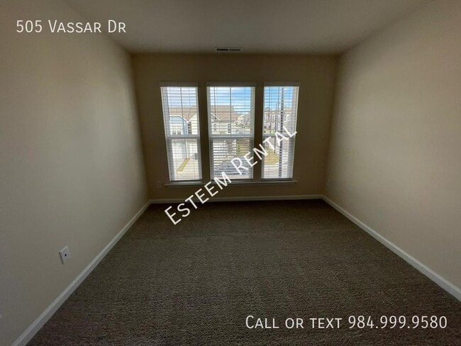 Building Photo - 505 Vassar Dr