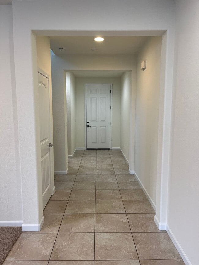 Building Photo - 4 Bedroom 2, Bath, 2900 sqft. w/t Separate 1 Bedroom 1 Bath Guest Quarters for Lease.