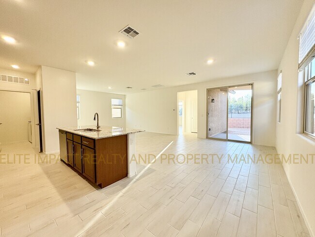 Building Photo - 9365 N Peridot Vis Ave