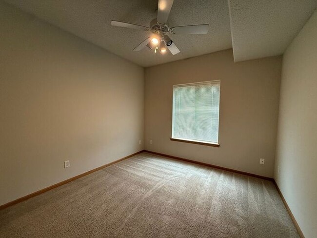 Building Photo - $1,300| 2 Bedroom, 1 Bathroom Condo | No P...