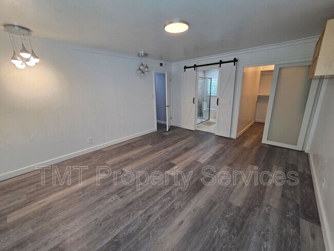 Building Photo - 9 W Robinhood Dr