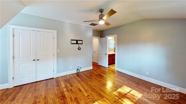 Building Photo - 2213 Roslyn Ave