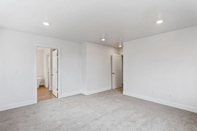 Building Photo - 4 bedroom home in desirable neighborhood