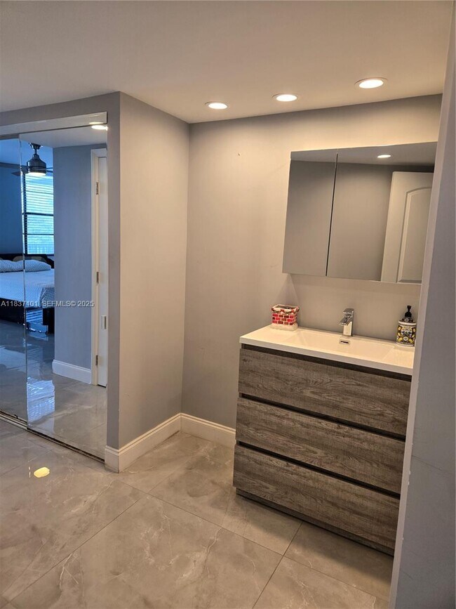 Building Photo - 3401 N Country Club Dr