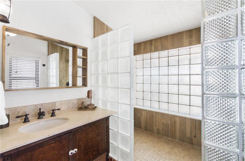 Building Photo - 400 33rd St