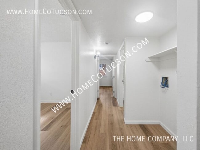 Building Photo - 5123 Paseo Las Palmas