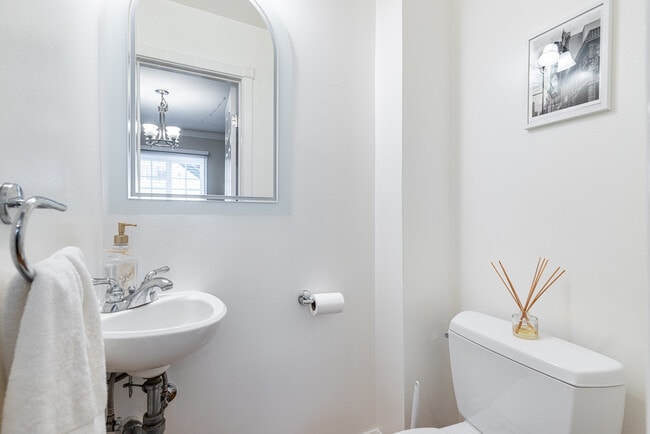 Building Photo - 1412 Kelton Ave