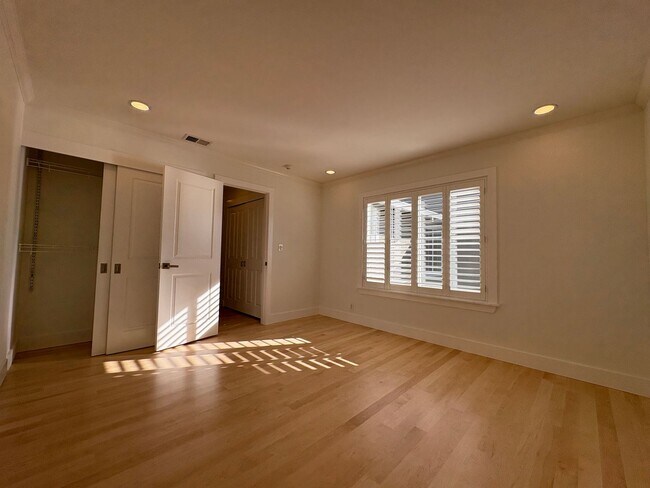 Building Photo - Newly Remodeled Townhouse Available Now!