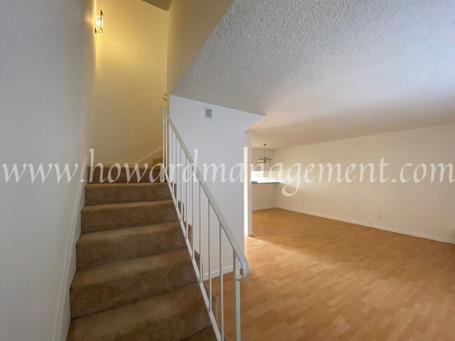 Building Photo - Gorgeous townhouse with balcony and privat...