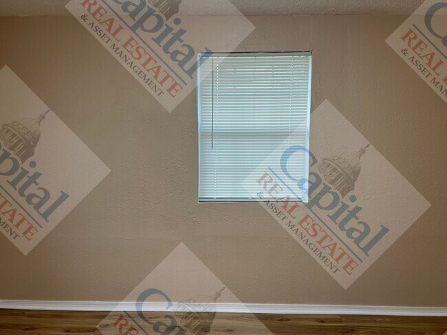 Building Photo - Charming 3 Bedroom