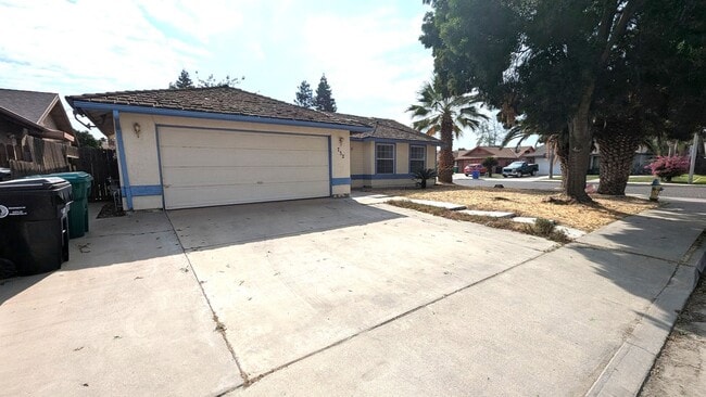 Building Photo - 3 Bedroom 2 Bath Home on Large Corner Lot