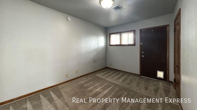 Building Photo - 1 Month Free Rent; 2 Bedroom Apartment loc...