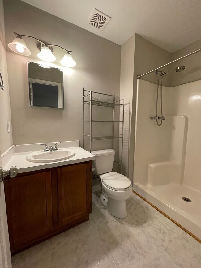 Building Photo - 4 BED / 3 BATH SINGLE FAMILY IN SALEM LAKES!